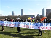 Protest v Haagu ped zákrokem nizozemské policie.