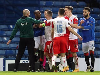 Kamara se v zvru zpasu Rangers FC vs. Slavia spe na Kdelu.