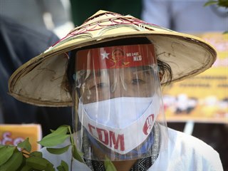 astnice protestu proti vojenskmu pevratu v Barm.