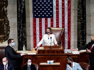 Nancy Pelosiov oznamuje schvlen stimulanho balku na podporu americk...