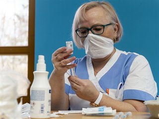 Zdravotnice pipravuje injekci s vakcnou Moderna
