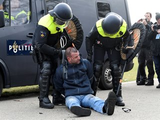 Protestujc krvcejc z hlavy v nizozemskm Haagu po zkroku policie proti...
