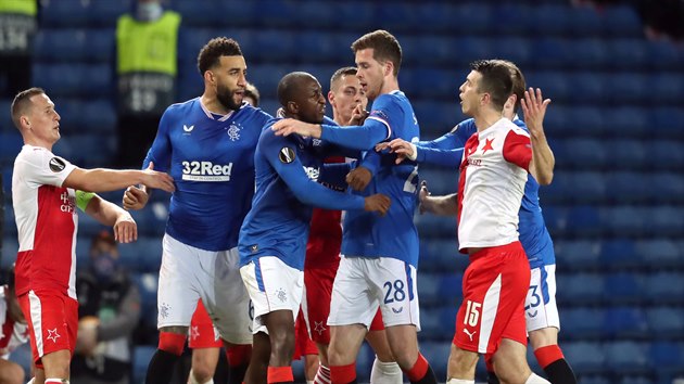 Kamara se s�pe na K�delu p�i z�pase Rangers FC vs. Slavia.