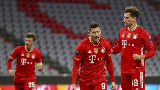 Robert Lewandowski z Bayernu slaví gól proti Laziu