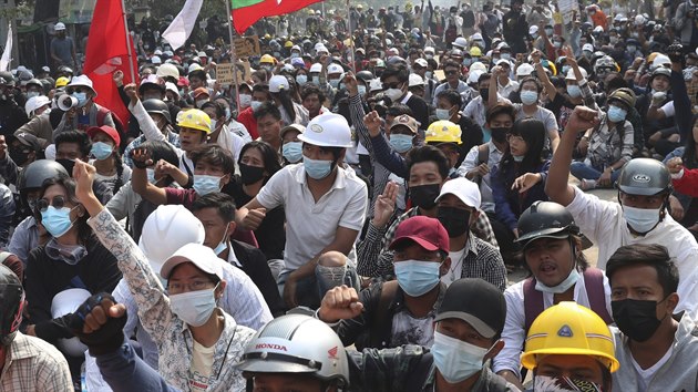 Lidé v Barm protestují ji nkolik týdn. Snímek z demonstrace dne 13. bezna 2021.