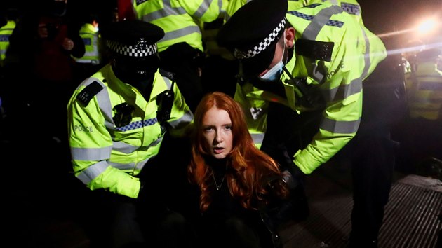 Londýnská policie se v sobotu veer stetla s truchlícími a demonstranty, kteí...