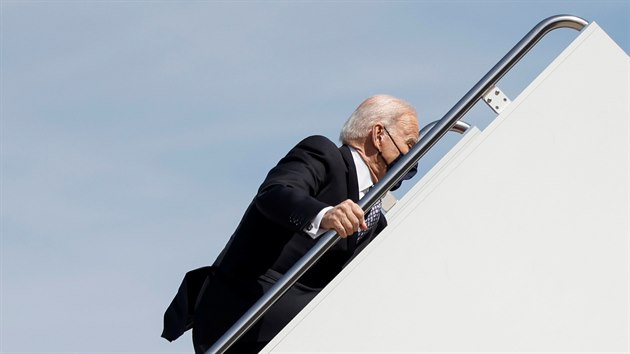 Americk mdia komentuj rovn Bidenv nstup do prezidentskho letounu Air Force One, pi nm 78let demokrat nkolikrt zakopnul.