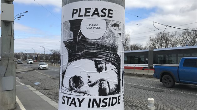Plakát s výzvou Please, Stay Inside  Save Lives v Praze, jeho autorkou je...