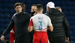 Gerrard, za ním Kamara a Hole s Trpiovským.
