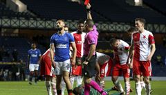 Rangers vs. Slavia: Kemar Roofe dostává ervenou kartu za brutální faul na...