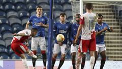 Rangers vs. Slavia: Stanciu se parádn trefuje z pímého kopu.