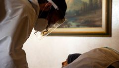 Dobrovolník z organizace Chasdei Amram se stará o nakaenou pacientku.