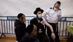 Polovina Izraelců už dostala dvě dávky vakcíny a je plně imunizovaná. Úřady stále uvolňují restrikce