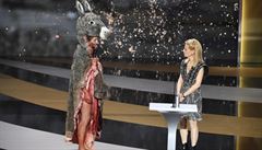 Here�ka Corinne Masierová si na slavnostní p�edávání cen César oblékla fale�nou...