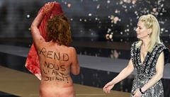 Here�ka Corinne Masierová si na slavnostní p�edávání cen César oblékla fale�nou...