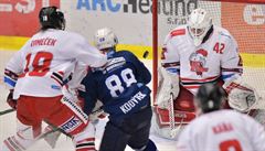 Zleva Vojt�ch Tome�ek z Olomouce, Petr Kodýtek z Plzn� a branká� Olomouce...