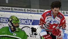 Branká Jan Rika z MladéBoleslavi a Anthony Camara z Pardubic.