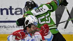 Zleva Anthony Camara z Pardubic, Martin evc z Mladé Boleslavi.