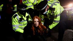 Londýnská policie se v sobotu večer střetla s truchlícími a demonstranty, kteří...