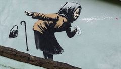 Banksyho kýchající žena půjde do dražby. Dílo ze strmé bristolské ulice odstranil jeřáb