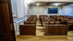 Ve Sn�movn� dnes instalovali zábranu z plexiskla, která má ochránit pirátské...
