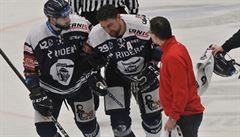 Luká� Kren�elok se po zásahu pukem t�ce zvedal.