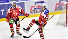 Zleva Robert Kousal z Pardubic a Anthony Camara z Pardubic se radují z branky.