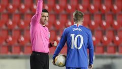 Rozhod�í Ovidiu Hategan a zálo�ník Rangers Steven Davis.