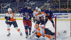 Zápas NHL mezi New York Rangers a Philadelphií Flyers ovládli „jezdci“.