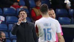 Trenér Rangers Steven Gerrard gestikuluje na Ondeje Kúdelu.