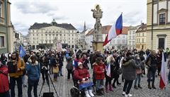 Na náměstí postávala asi stovka lidí, velká část z nich neměla na obličeji... | na serveru Lidovky.cz | aktuální zprávy