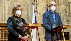 Hlavní hygieni�ka Pavla Svr�inová a ministr zdravotnictví Jan Blatný.