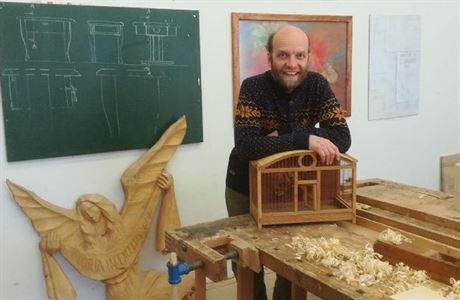 Jarmil Brynda, umělecký truhlář a učitel na waldorfském učilišti v Příbrami.