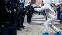 Policie proti demonstrantm pouila obuky.