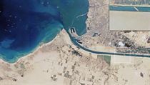 Suezský průplav zablokovaný plavidlem Ever Given, jednou z největších...