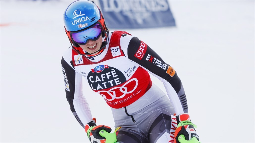 Slovenka Petra Vlhová poprvé celkově vyhrála Světový pohár lyžařek.