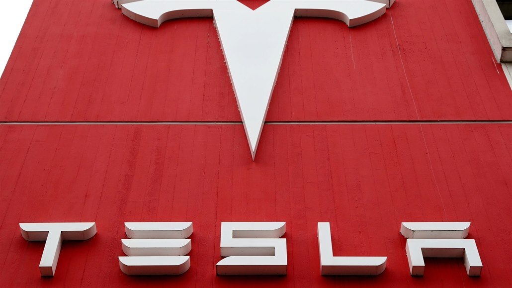 Logo americké automobilky Tesla.