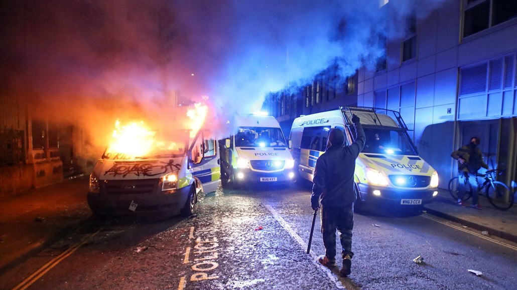 Nedělní protesty západoanglickém městě Bristolu poznamenaly výtržnosti.