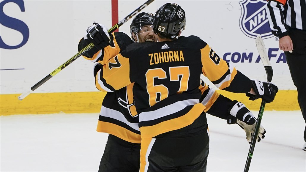 Radost útoníka Pittsburgh Penguins Radima Zohorny (67) po jeho prvním gólu v...