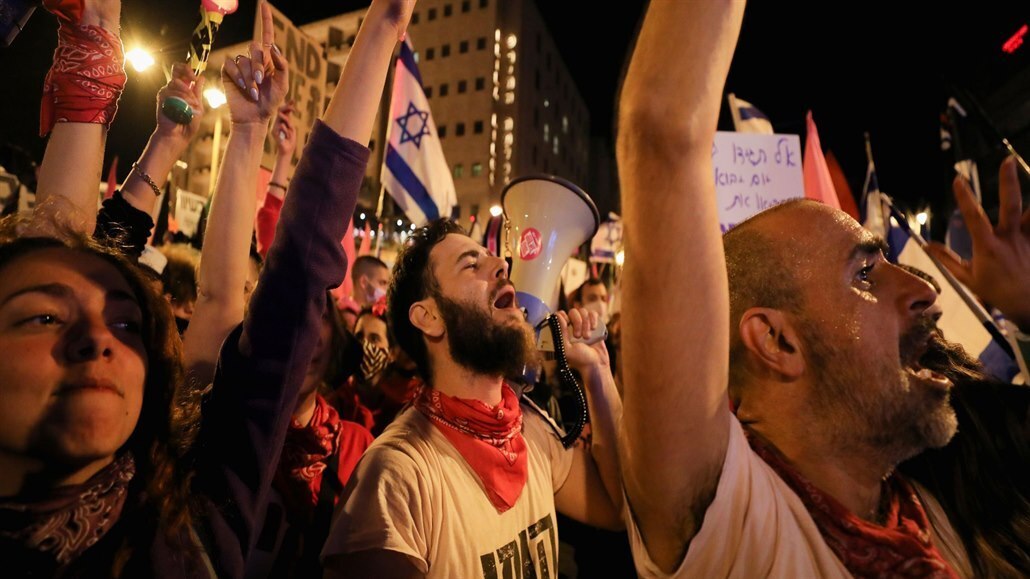 Kadotýdenní demonstrace proti Benjaminu Netanjahuovi.