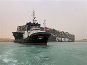 Loď uvízlá v Suezu se mírně pohnula, snahy o uvolnění komplikuje silný vítr