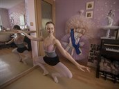Baletka Markéta Vomáková taní ve svém provizorním tanením sále v pokoji po...