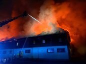 Na Hodonínsku vyhořela kancelářská budova. Střecha se propadla, dva hasiči se zranili