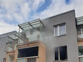 V pražských Bohnicích hořel byt ve čtyřpatrovém domě, hasiči evakuovali 20 lidí