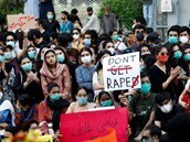 Demonstrace proti násilí na enách a dtech v Pákistánu-