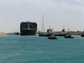 Suezský průplav je opět volný. Uvízlou loď, která ho blokovala skoro týden, se podařilo vyprostit