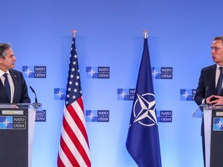 Americk ministr zahrani Antony Blinken (vlevo) a generln tajemnk NATO...