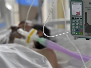 Pacient na podpoe dchn v nemocnici v Sarajevu.