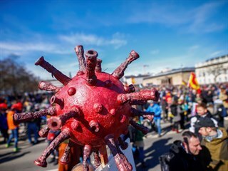 Lid si na protest vyrobili model koronaviru.