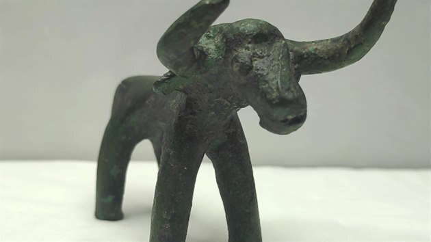 V ecku po detích objevili historickou bronzovou soku býka